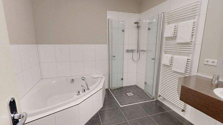 Badezimmer mit Eckbadewanne & Dusche