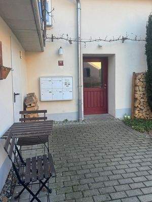 Eingang mit kleiner Terrasse