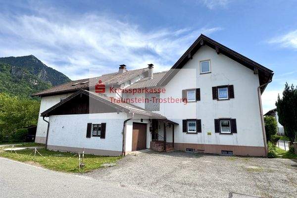 Ansicht Nordseite mit Parkplatz und Einzelgarage