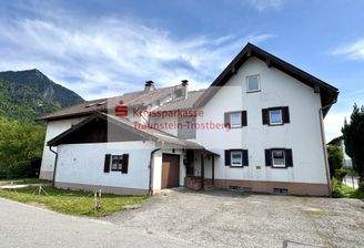 Ansicht Nordseite mit Parkplatz und Einzelgarage