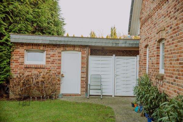 Carport mit Geräteschuppen