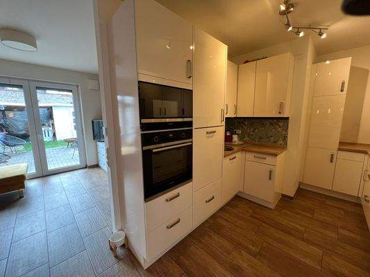 EG: Maßgeschneiderte EINBAUKÜCHE mit Marken-Elektrogeräten 2018