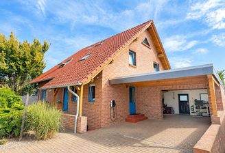 Außenansicht mit Garage-Carport