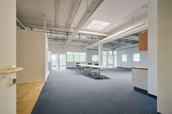 Vielfältige Produktionshalle mit Büros und großzügigen Mitarbeit