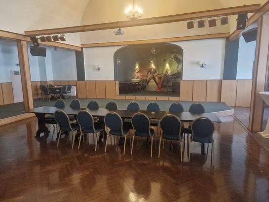 Saal mit Bühne