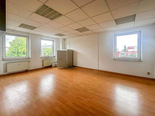 Grosszügiger Raum (1. OG li)