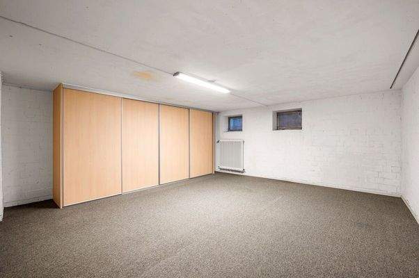 mit Fenster und Heizung