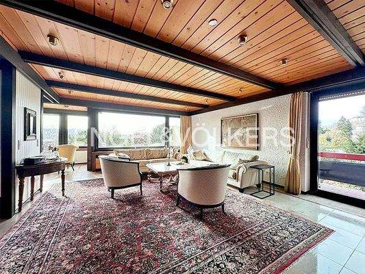 Wohnbereich mit offenem Kaminofen