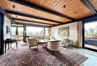 Wohnbereich mit offenem Kaminofen