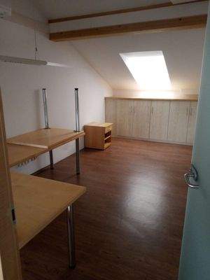 Arbeitszimmer mit Dachfenster