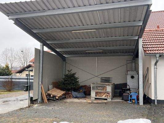 Geräumiger Carport mit Stauraum und Holzlager