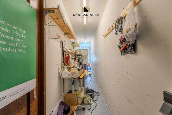 Lager hinter dem Saal