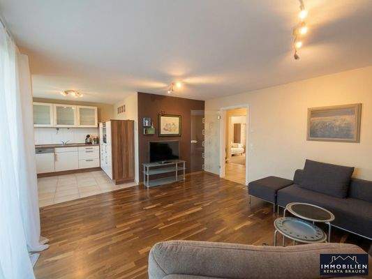 Großzügiger Wohn- und Essbereich mit offener Küche