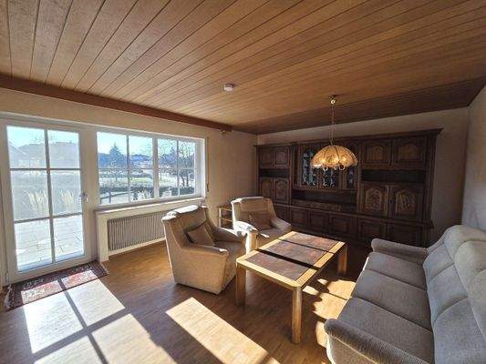 Wohnzimmer mit Balkonzugang