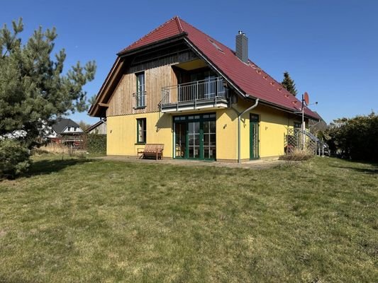Hausansicht mit Garten