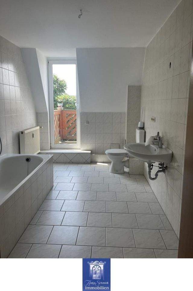 Individuelle Wohlfühlwohnung unterm Dach! Hofseitiger Balkon und toller Blick! - Photo 2