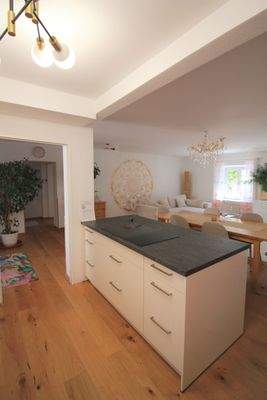 Blick von Küche ins Wohnzimmer