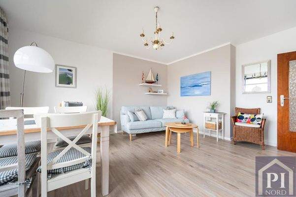 Geräumiges Wohnzimmer mit viel Licht