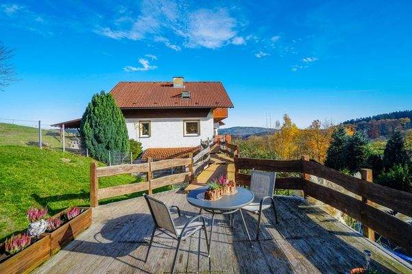 Hausansicht von Gartenterrasse