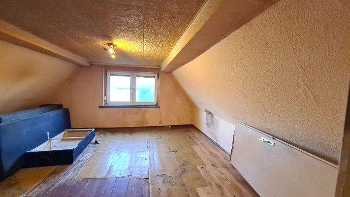 21 Zimmer 2 im Dachgeschoss.jpg