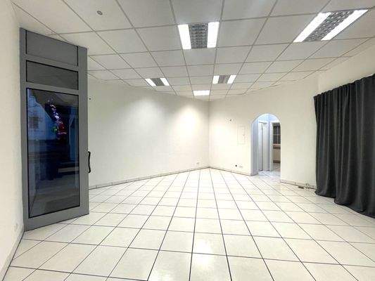 Ladenraum mit Blick in den hinteren Raum