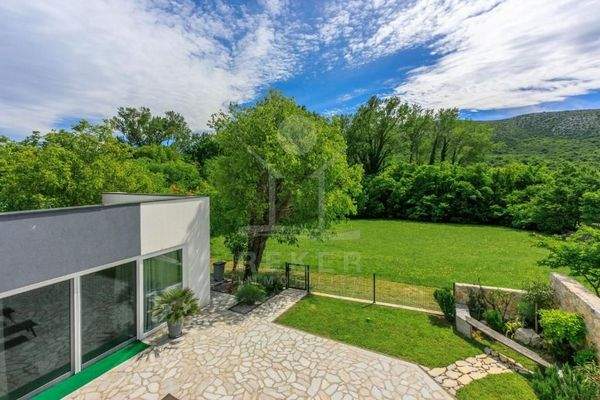 inmitten grüner Hügellandschaft