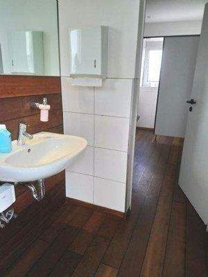 getrennte Damen- und Herren-WC-Anlagen