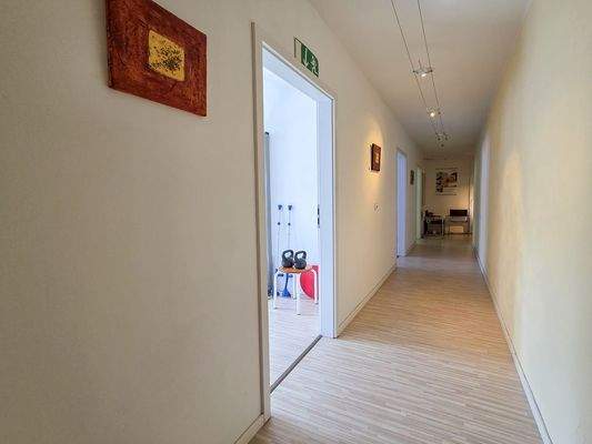 Flur zu den Behandlungsräumen
