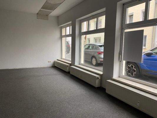 Gewerbeeinheit mit großer Schaufensterfront
