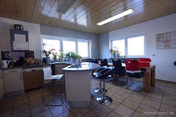 Aufenthaltsraum mit Küche im Obergeschoss