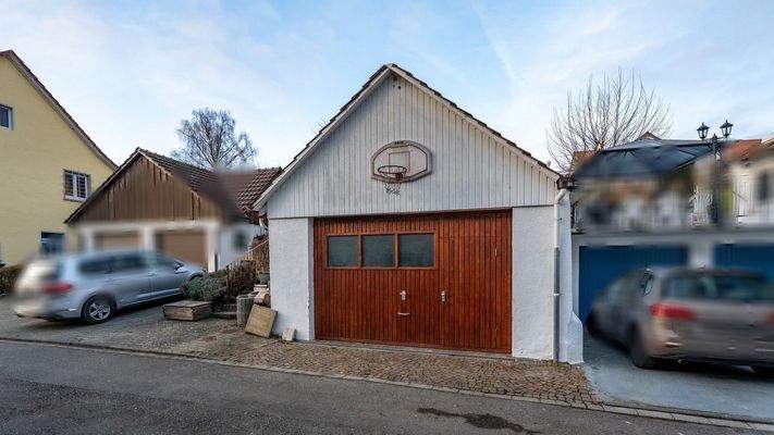 Großes Garagengebäude mit seitlichem Zugang zu einem Freisitz