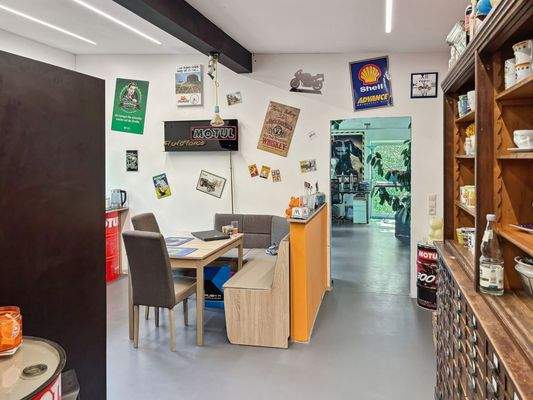 Blick auf Küche und Essbereich