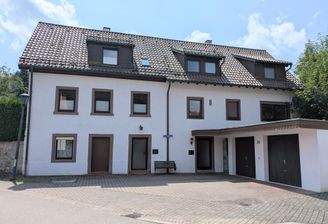 Doppelhaus mit Garagen