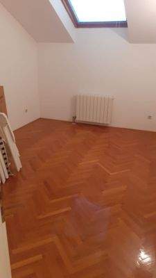 Zimmer mit Parkettboden