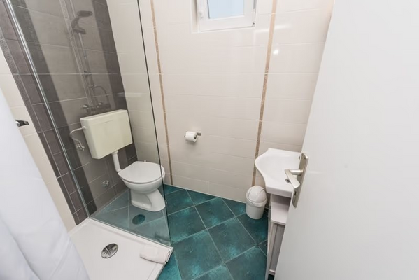 1. OG Badezimmer eines Zimmers