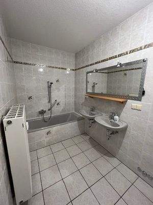 Badezimmer mit Wanne und Doppelt - Waschbecken