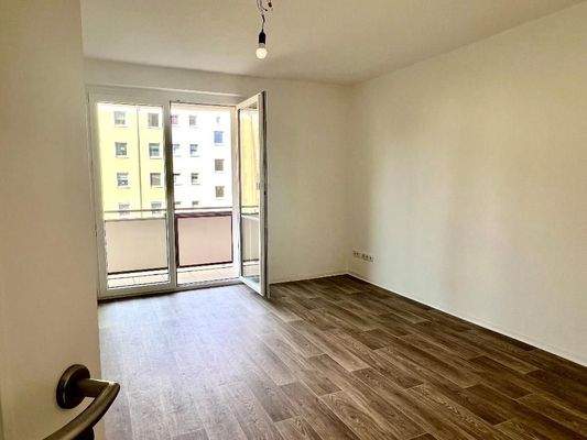 Wohnzimmer mit Balkon