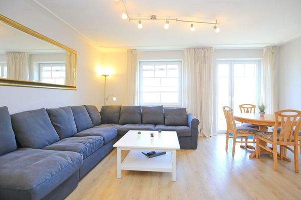 Wohnbereich mit Balkonzugang