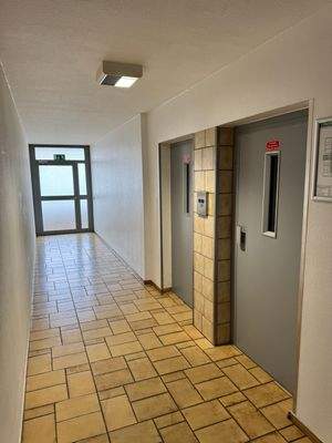 Flur und Aufzugsanlage