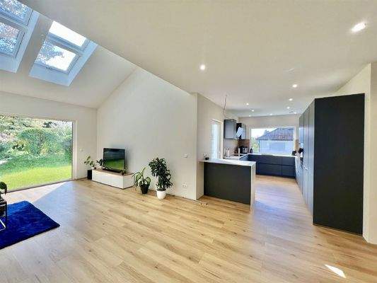 Großzügiger, offener Wohn-/Ess-/Küchenbereich mit 