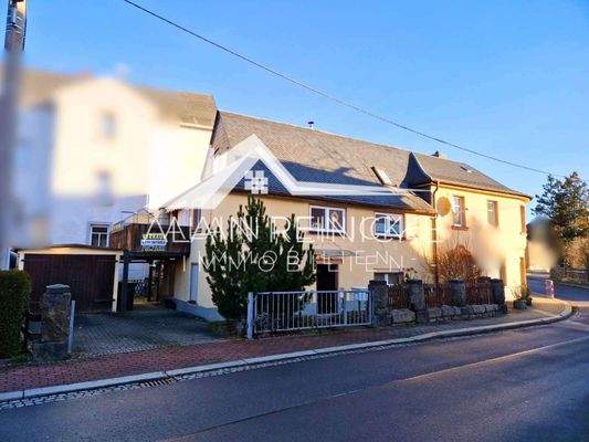 Ansicht Hausseite mit Einfahrt