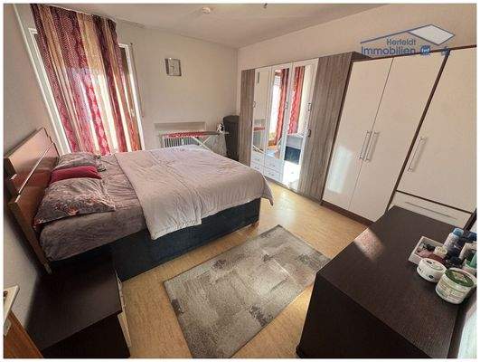 Geräumiges Schlafzimmer mit Balkonzugang