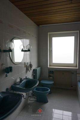das Badezimmer im OG