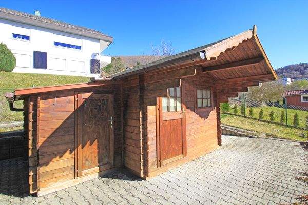 rustikales Gartenhaus mit Anbau für Gartengeräte