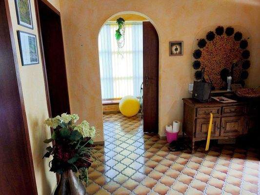 Blick zur Garderobe und Gäste WC im OG