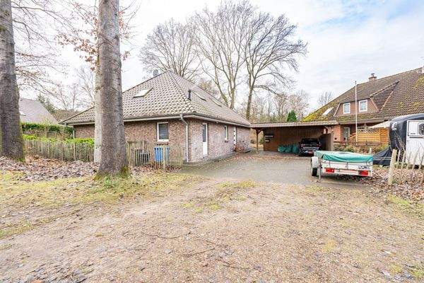 Hausansicht / Auffahrt