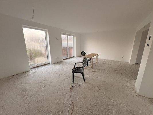 Wohnbereich mit Sicht in den Innenhof