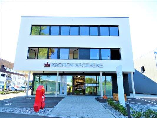 Frontzugang Gesundheitszentrum u. Apotheke 