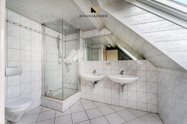 ...und ein Bad gibt es natürlich auch...