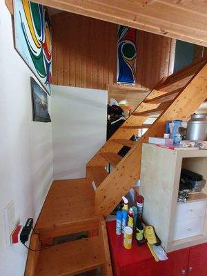 Holztreppe zu den 2 Studioräumen  